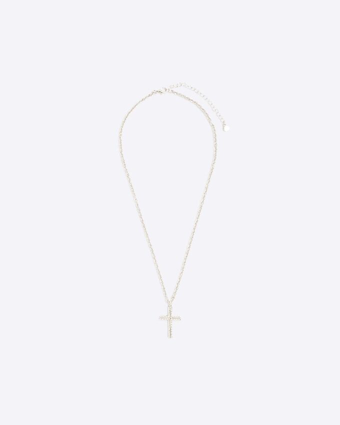 Halsband med silverfärgat korshänge