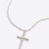 Halsband med silverfärgat korshänge
