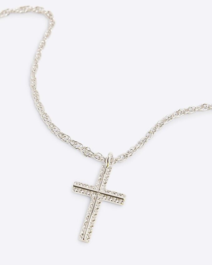 Halsband med silverfärgat korshänge