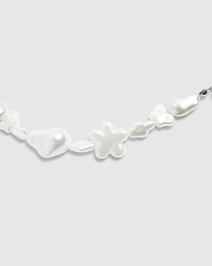 Halsband med vita pärlor och rosett för flickor