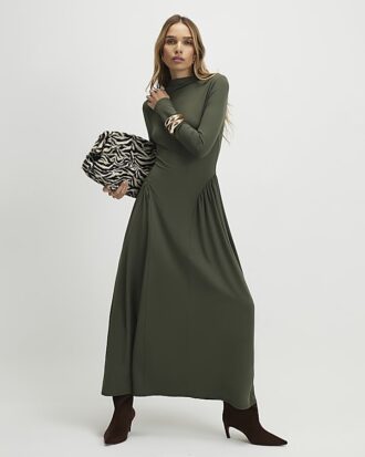 Khaki långärmad maxiklänning med rynkad midja