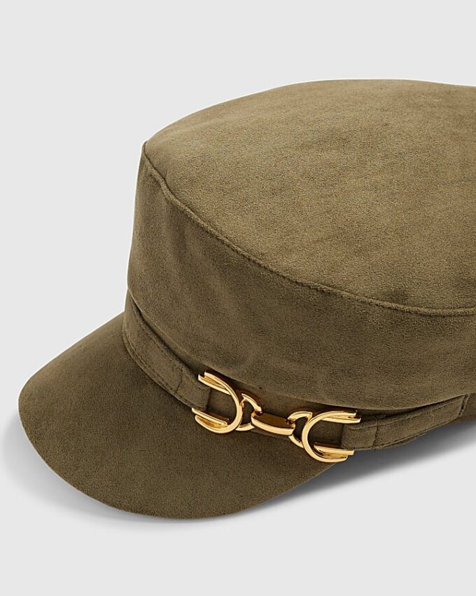 Khakifärgad baker boy-hatt i imitationsmocka med snaffle-detalj