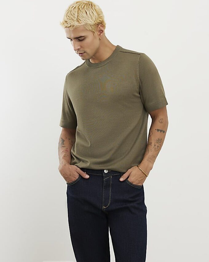 Khakifärgad slim fit-stickad T-shirt