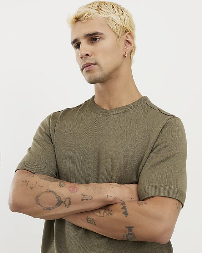 Khakifärgad slim fit-stickad T-shirt
