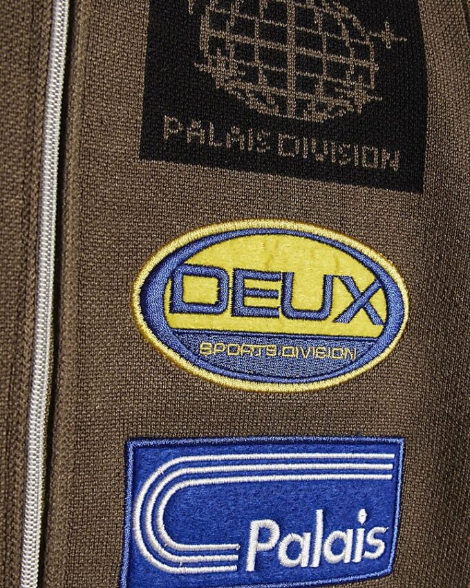Khakifärgad zip-up-tröja med emblem för pojkar