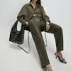 Khakifärgade byxor med vida ben och spänne i konstläder