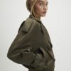 Kort trenchcoat i khaki med ribbad fåll