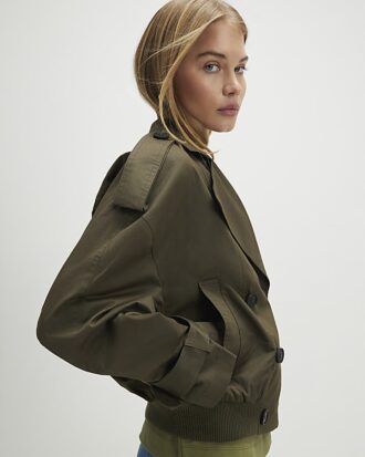 Kort trenchcoat i khaki med ribbad fåll