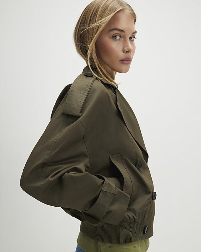 Kort trenchcoat i khaki med ribbad fåll