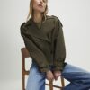 Kort trenchcoat i khaki med ribbad fåll