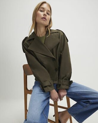 Kort trenchcoat i khaki med ribbad fåll