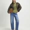 Kort trenchcoat i khaki med ribbad fåll