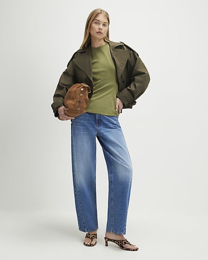 Kort trenchcoat i khaki med ribbad fåll