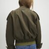 Kort trenchcoat i khaki med ribbad fåll