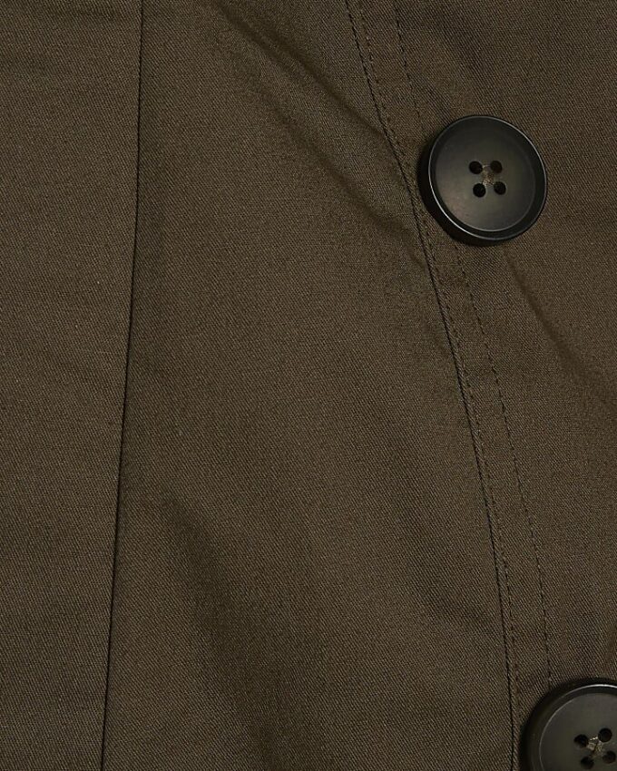 Kort trenchcoat i khaki med ribbad fåll
