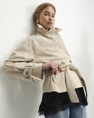 Kort trenchcoat i krämfärgat mocka