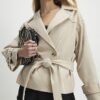 Kort trenchcoat i krämfärgat mocka