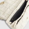 Krämfärgad axelväska med bouclé och lock