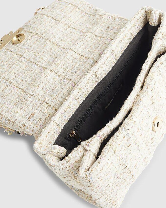 Krämfärgad axelväska med bouclé och lock