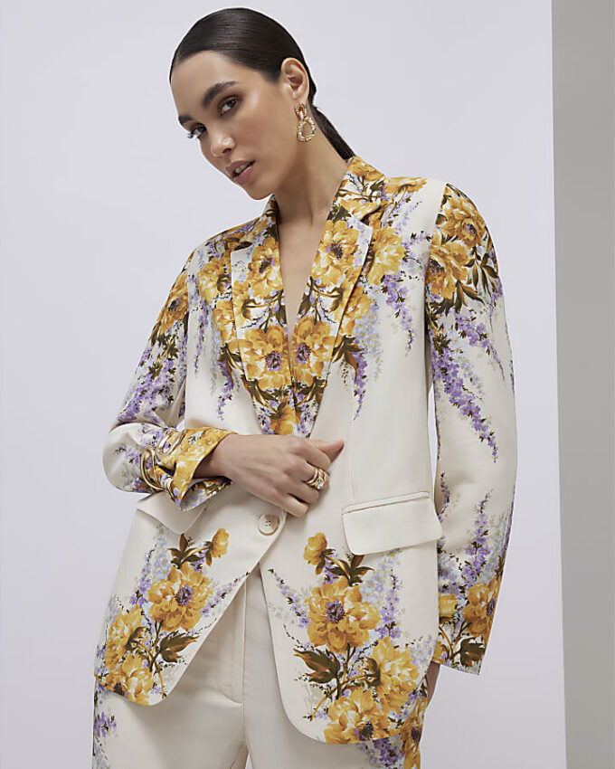 Krämfärgad blazer med blommönster