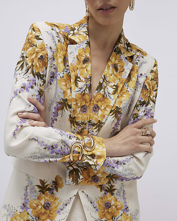 Krämfärgad blazer med blommönster