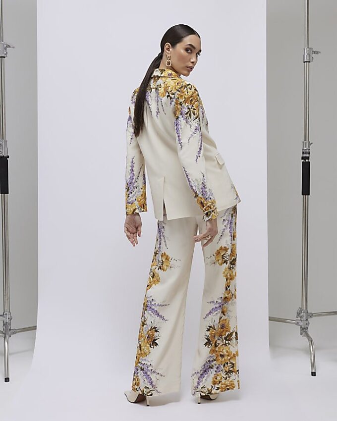 Krämfärgad blazer med blommönster