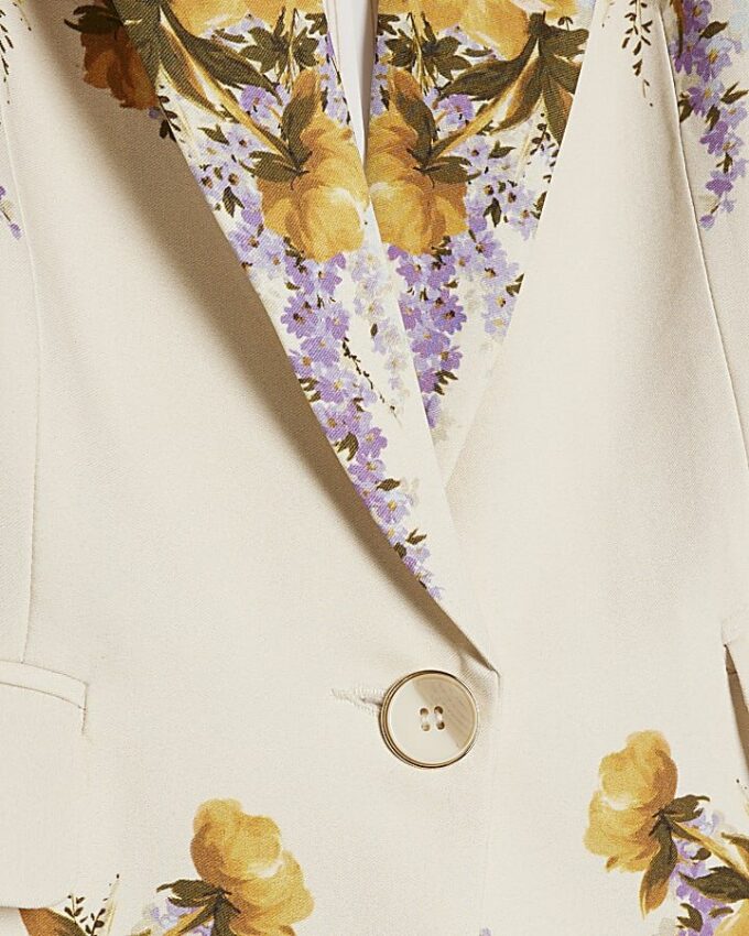 Krämfärgad blazer med blommönster