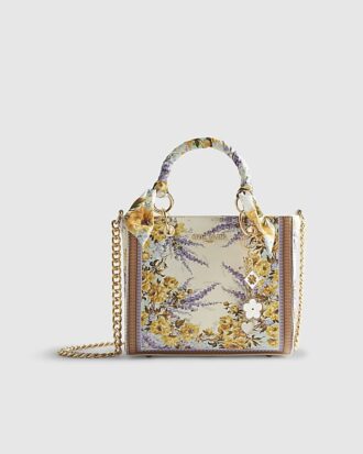Krämfärgad blommig totebag