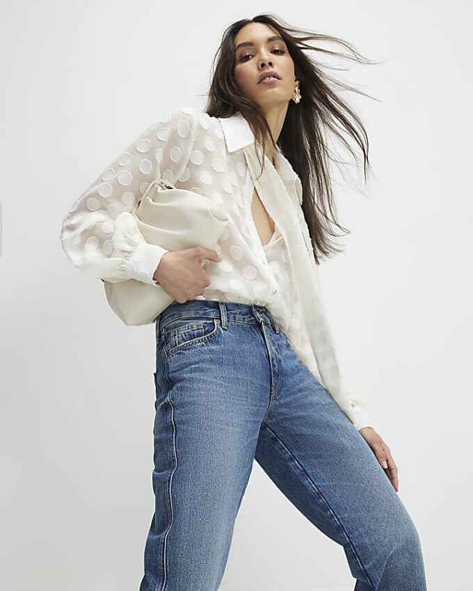 Krämfärgad blus i organza med prickar