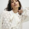 Krämfärgad blus i organza med prickar