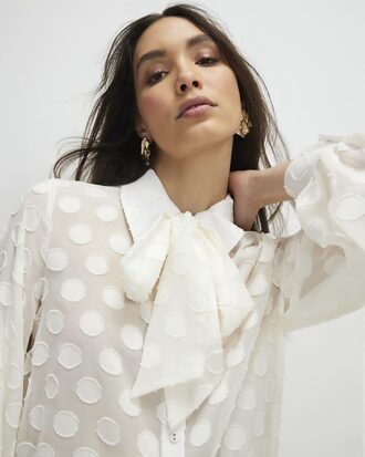 Krämfärgad blus i organza med prickar