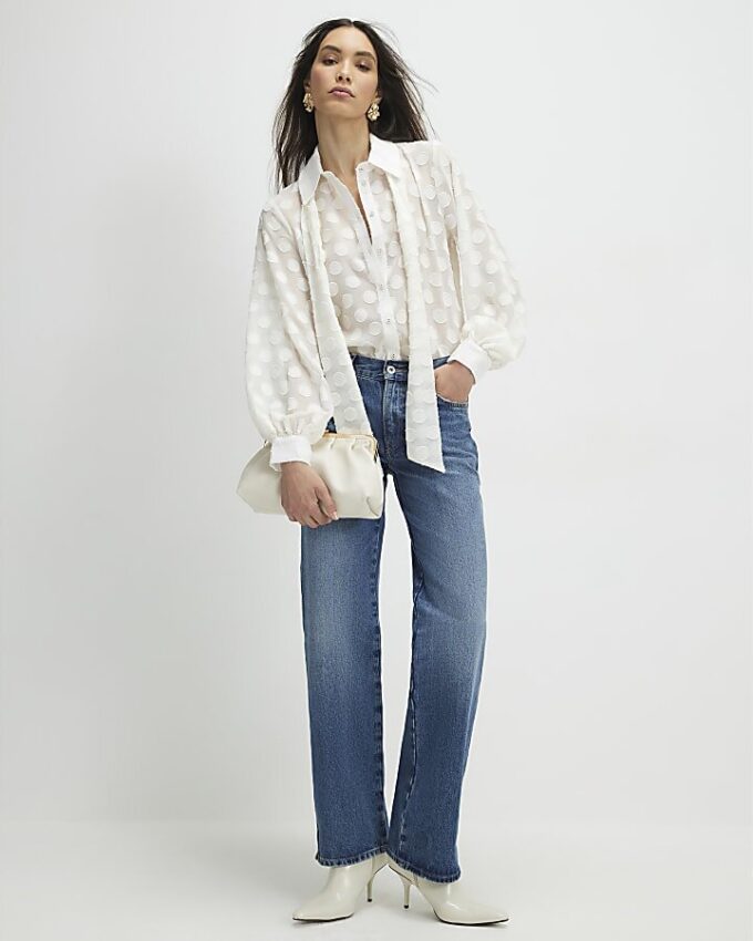 Krämfärgad blus i organza med prickar