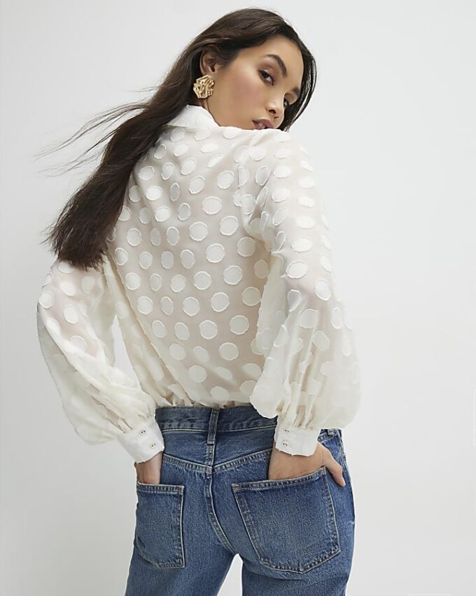 Krämfärgad blus i organza med prickar