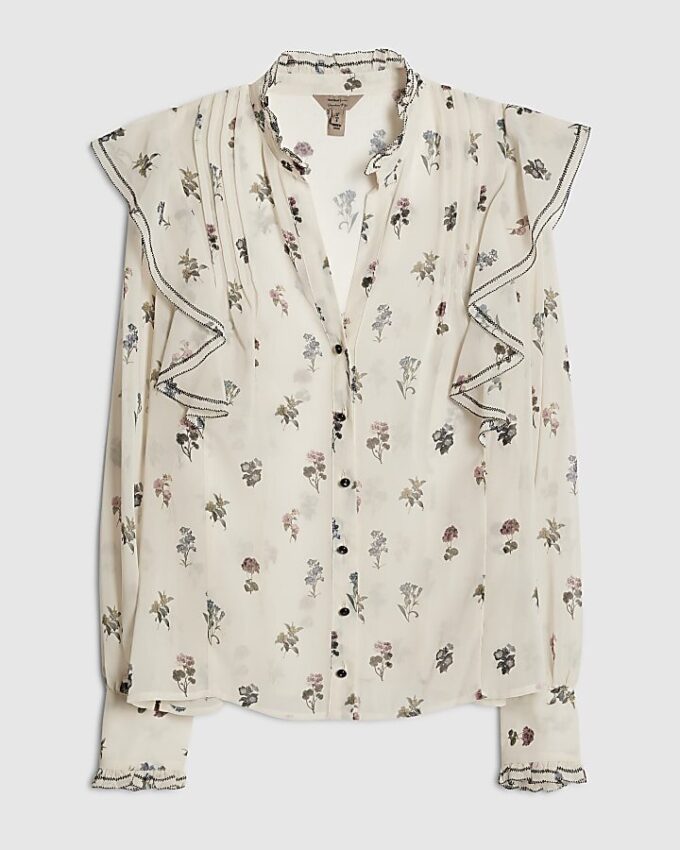 Krämfärgad blus med blommiga volanger