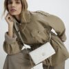 Krämfärgad crossbody-väska med präglat monogram