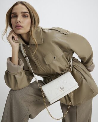 Krämfärgad crossbody-väska med präglat monogram