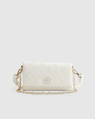 Krämfärgad crossbody-väska med präglat monogram