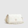Krämfärgad crossbody-väska med präglat monogram