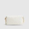 Krämfärgad crossbody-väska med präglat monogram