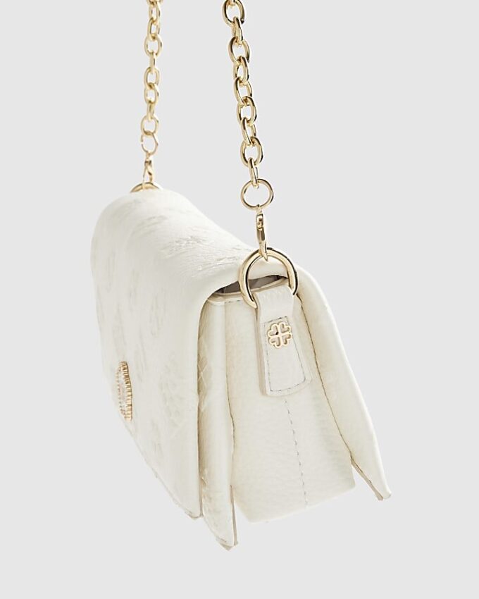 Krämfärgad crossbody-väska med präglat monogram