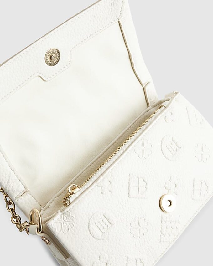 Krämfärgad crossbody-väska med präglat monogram