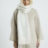 Krämfärgad fluffig scarf med rutmönster