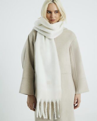 Krämfärgad fluffig scarf med rutmönster
