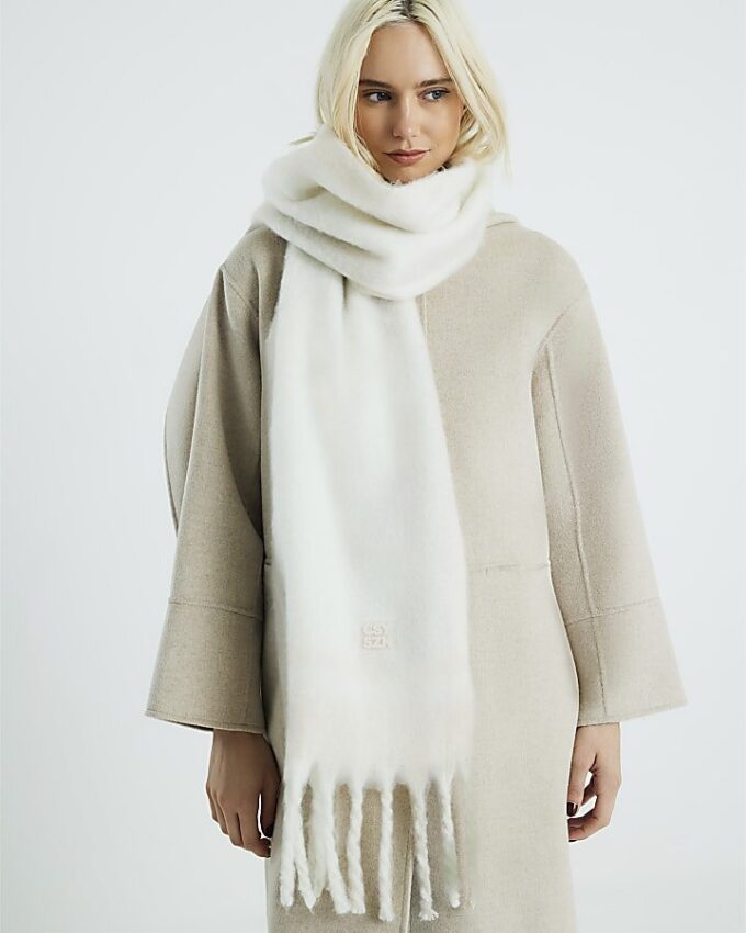 Krämfärgad fluffig scarf med rutmönster