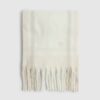 Krämfärgad fluffig scarf med rutmönster