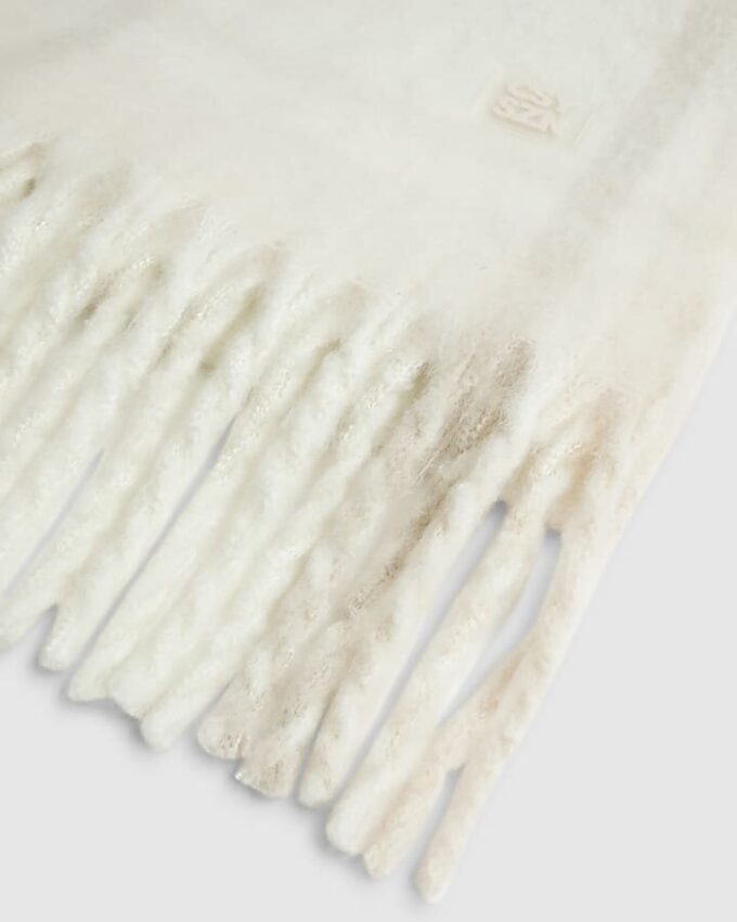 Krämfärgad fluffig scarf med rutmönster
