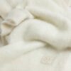 Krämfärgad fluffig scarf med rutmönster