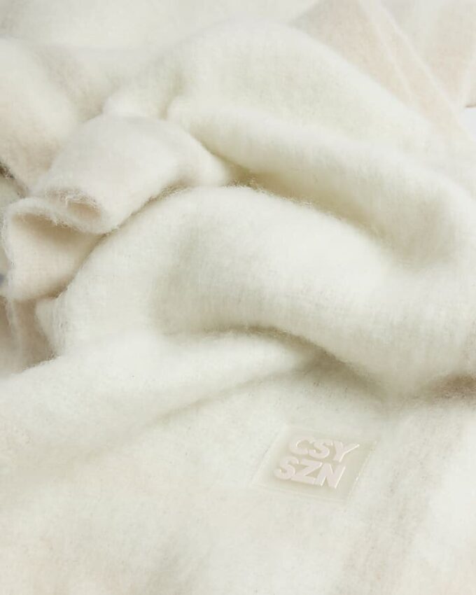 Krämfärgad fluffig scarf med rutmönster