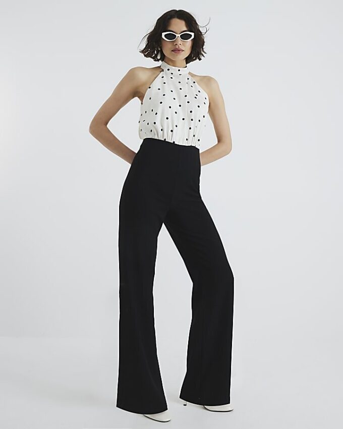 Krämfärgad jumpsuit med halterneck och prickar