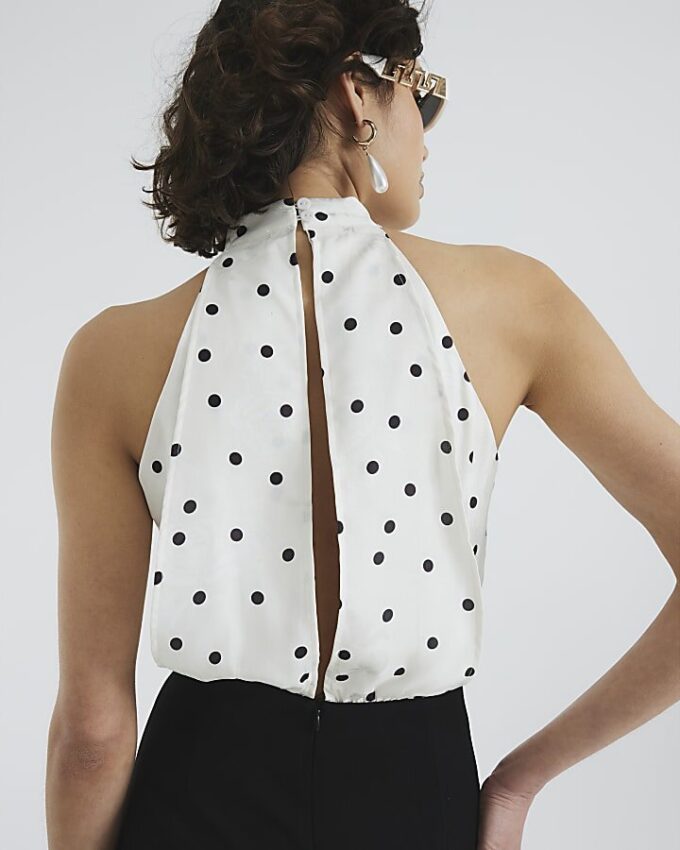 Krämfärgad jumpsuit med halterneck och prickar